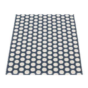 Tmavomodrý vnútorný a vonkajší koberec 70x90 cm Noa Dark Blue – Pappelina