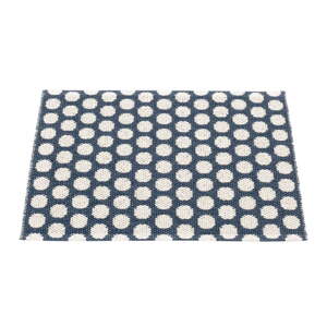 Tmavomodrý vnútorný a vonkajší koberec 70x50 cm Noa Dark Blue – Pappelina